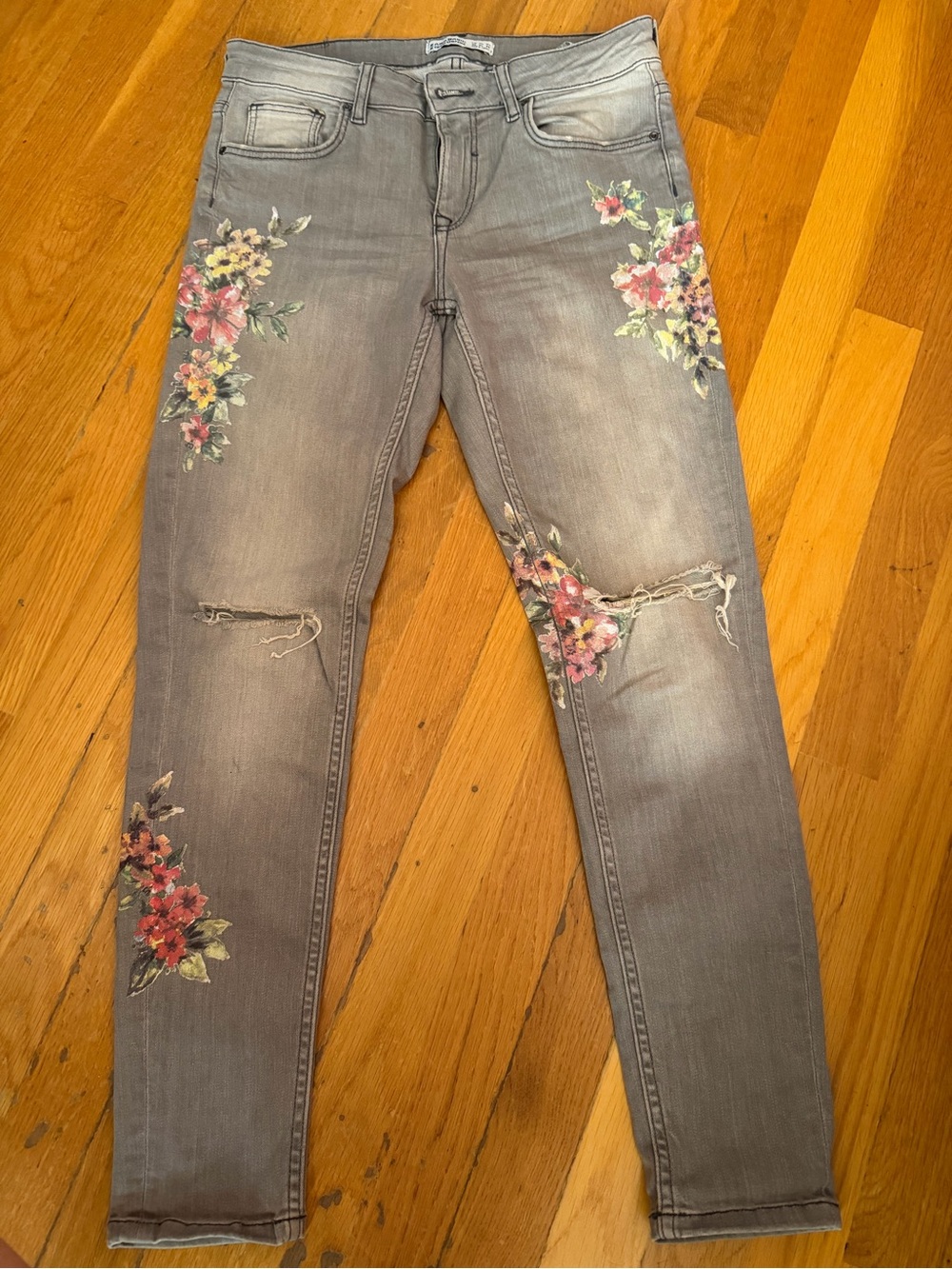 Zara Gray Floral Distressed very cute Women's Jeans pants ripped size 4/36